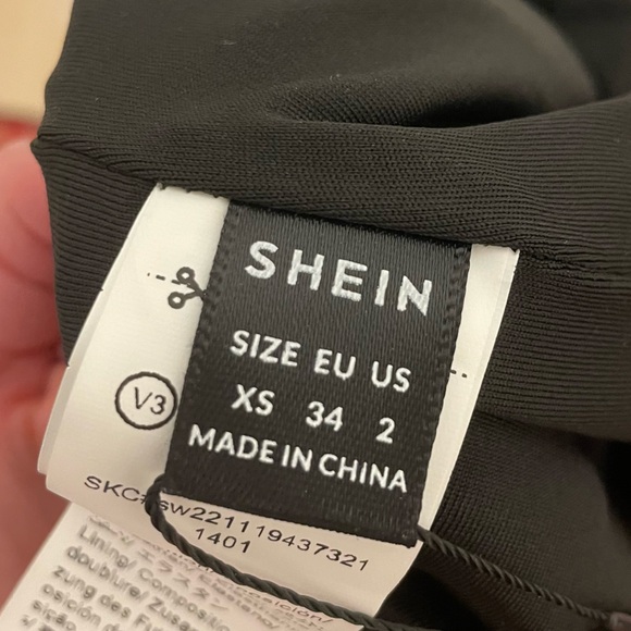 Black mini skirt - Picture 3 of 4